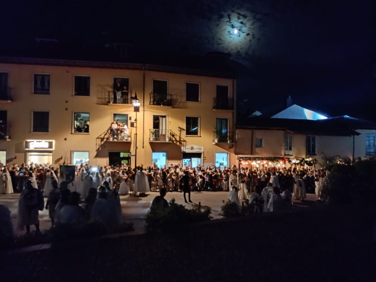 Los templarios volvieron a #Ponferrada entre las brumas de historia. 
El desfile del Arca y el Grial fue un éxito, con una gran participación. MUCHAS GRACIAS A TODOS🥰
¡La leyenda sigue viva!