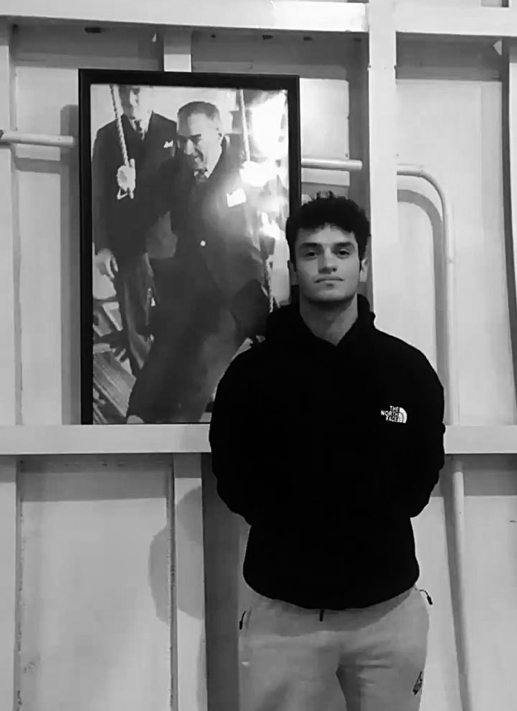 Abdurrahman yasal hakkını kullandığı için tutuklanan 13 arkadaşımızdan sadece biri. Lütfen bu donemde birbirimize olabildiğince destek olalım. Görmezden gelmeyin Abdurrahmanı yalnız bırakmayın.
#AbdurrahmanYalnızDeğildir