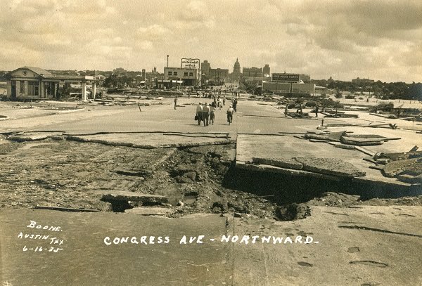 TXCapHistory's tweet image. The Congress Avenue Bridge flooded on June 15, 1935. Austin received 22 inches in 3 hours, with the Colorado River resting at 50 feet.
#txlege