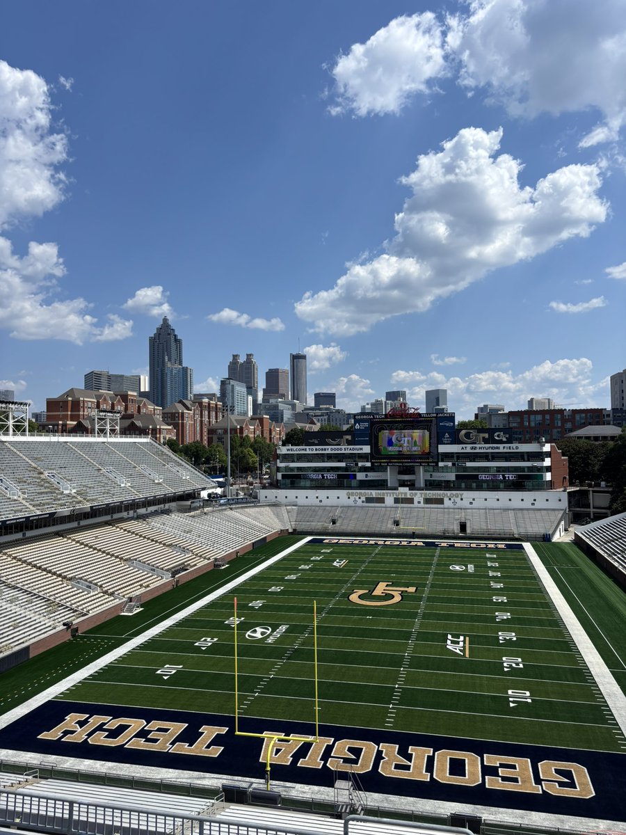 thechaselane's tweet image. As I get ready to make this move up to New York, I had to come check out the crib again.. the most beautiful backdrop in college football!! So blessed to be able to call this place home. It’s a special place to be! 🐝