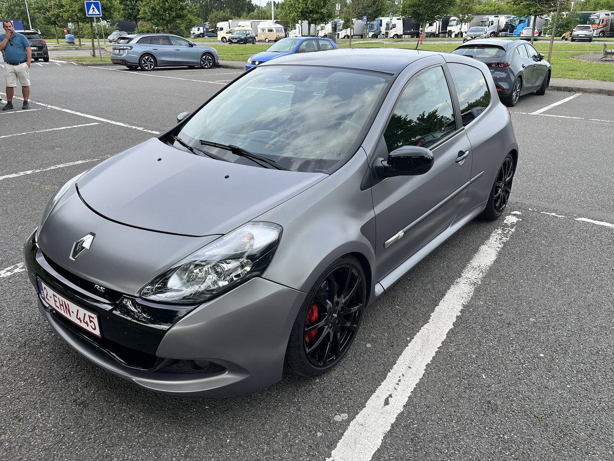 merictuccar's tweet photo. İyi geceler dostlar. Clio 3 RS aracım için OEM parça numaralarına erişim sağlamam gerekiyor. Google’ı alt üst ettim, 7900 sayfa servis kitabı mevcut fakat parça numaraları yok. Oto servisler bu bilgiye yıllık üyelikle vs. erişim sağlayabiliyor ama sizlere bir danışmak isterim. https://t.co/0yDS3iLh5d