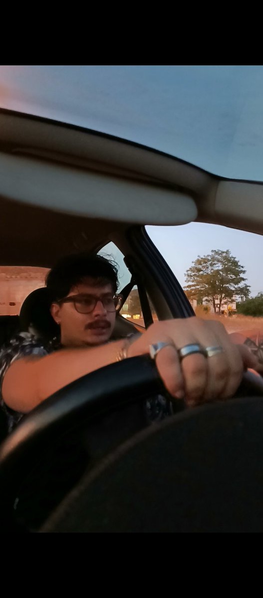 Gözlerimi kapadığımda dünyayla arama bir perde çekiyorum.