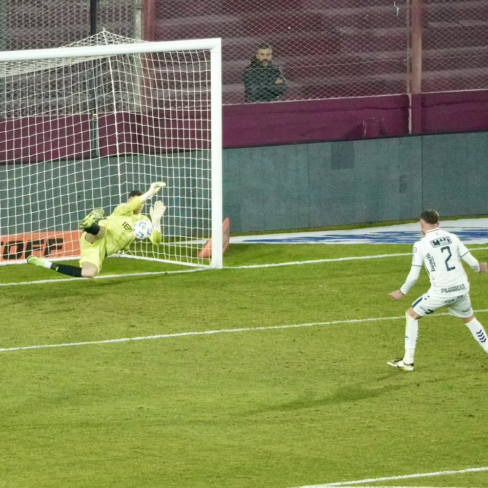 🇵🇾🧤Orlando Gill volvió a ser figura en #SanLorenzo, que empató 0-0 con #Quilmes, para imponerse 4-3 en tanda de penales; por los 16avos de Final del la #CopaArgentina  
El golero paraguayo contuvo uno de los penales rivales, siendo clave para lograr la clasificación.   
#AM1080