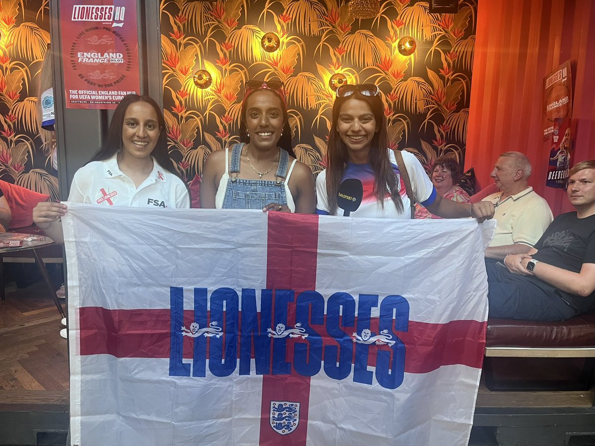 Loved seeing <a href="/talkSPORT/">talkSPORT</a> down <a href="/Lionesses/">Lionesses</a> HQ today. Thanks for chatting with us 😊