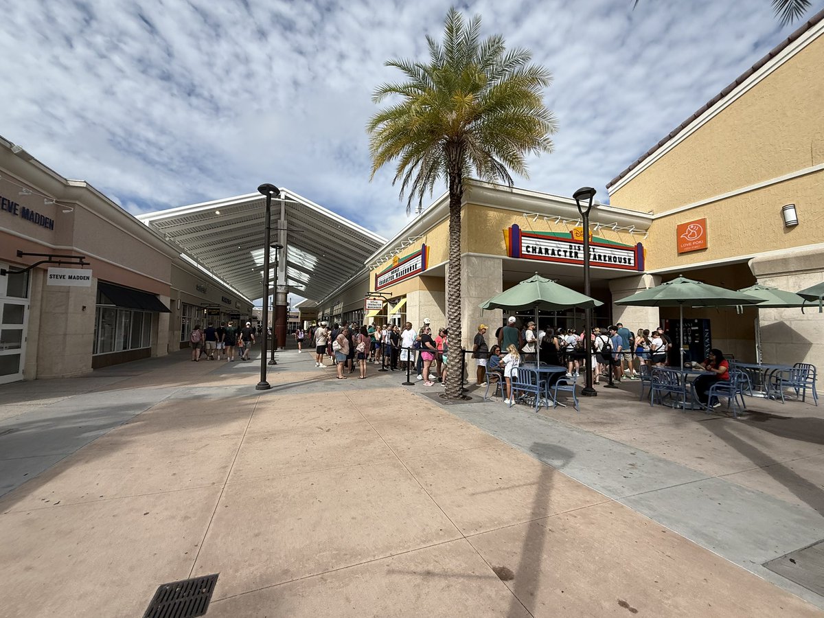 For those wondering, yes, rope dropping the Disney Outlet Store still sucks.