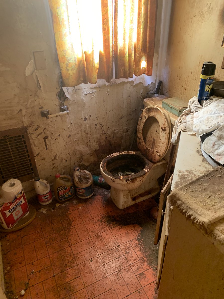 LA_Multi_Fam's tweet image. Most good off-market deals in LA come with some hair.
Investors get a bad rap, but nobody else is cleaning up this mess!
We’ll either build a new house or use SB1123 to put up townhomes here.
Excited to learn some new things on this one! Reach out if you’re exploring SB1123…