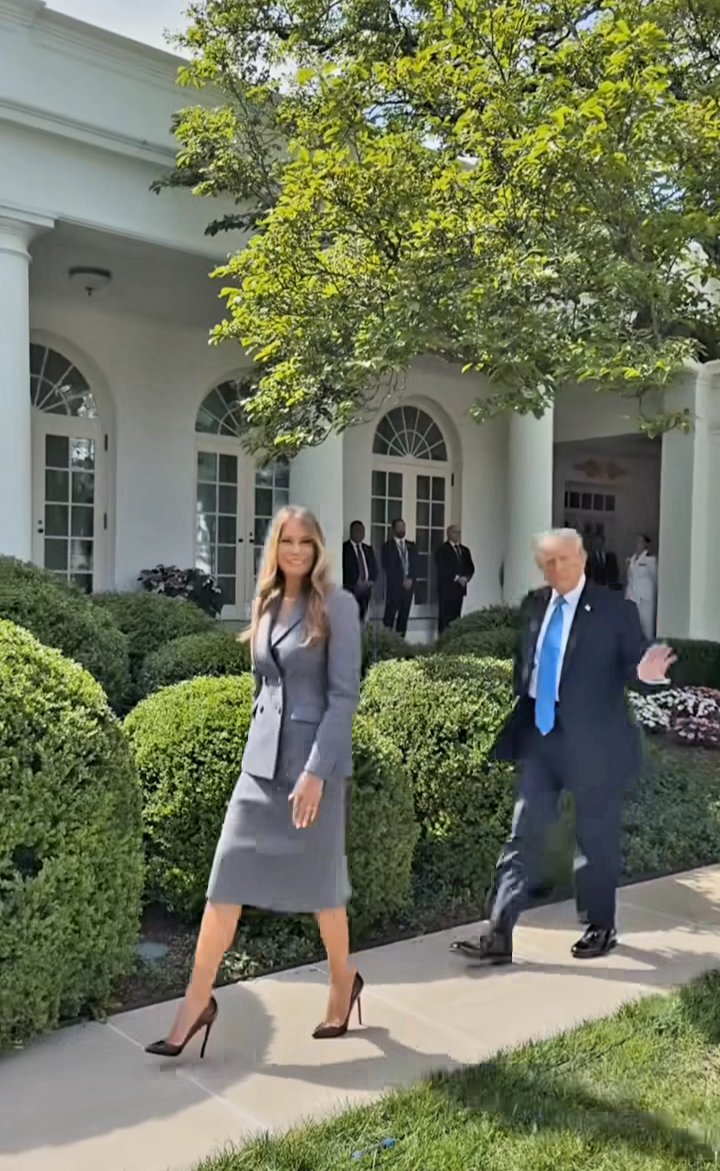 NancyDi301258's tweet image. Melania Trump y Donald Trump presidente y primera dama de los Estados Unidos llegando a la Casa Blanca blanca Día de la Independencia de América Happy 4th of July #Happy4thofJuly #bbtvi #TrumpParade  #IndependenceDay