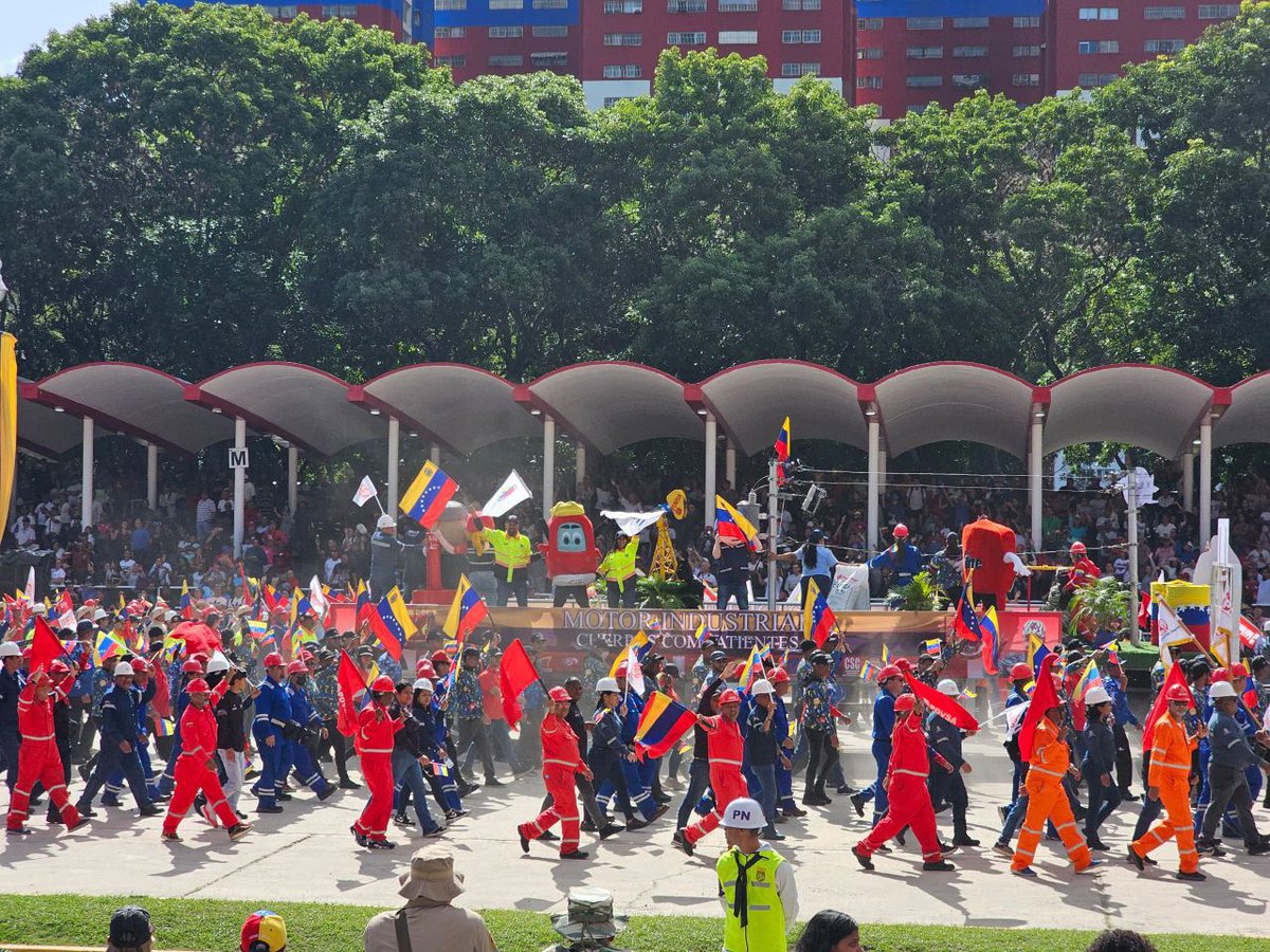 InttContigo's tweet photo. #EnFotos📸 || Participación histórica de los trabajadores del  #INTT como Cuerpo Combatiente en el Desfile Cívico Militar, con motivo al 214 aniversario de la Declaración Solemne de Independencia, Día de la Fuerza Armada Nacional Bolivariana y del Soldado Venezolano.
¡Venceremos! https://t.co/suEMjhLgD2