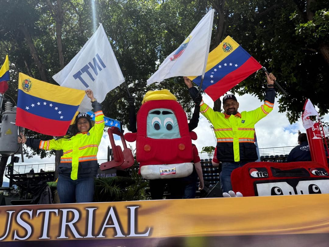 InttContigo's tweet photo. #EnFotos📸 || Participación histórica de los trabajadores del  #INTT como Cuerpo Combatiente en el Desfile Cívico Militar, con motivo al 214 aniversario de la Declaración Solemne de Independencia, Día de la Fuerza Armada Nacional Bolivariana y del Soldado Venezolano.
¡Venceremos! https://t.co/suEMjhLgD2
