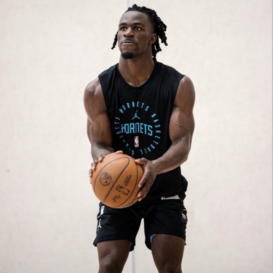 CookHimMelo's tweet image. Why Sion built like that man holy shit😭