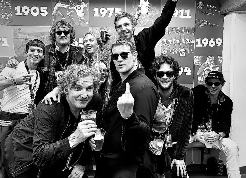 smithcelblondie's tweet image. matt smith with friends at the oasis' reunion show - night two