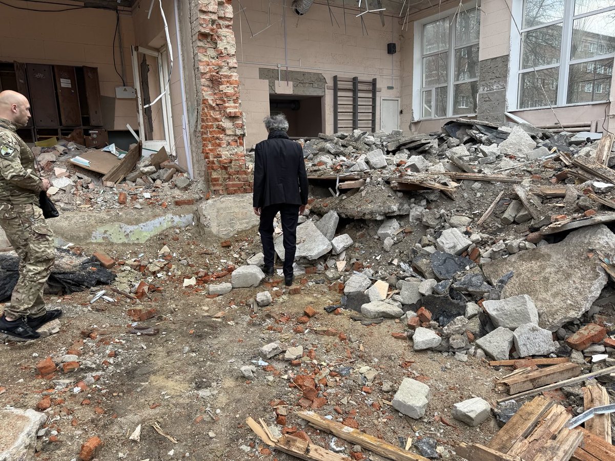 Each Patriot missile whose delivery to #Ukraine is cancelled or even delayed means additional destruction, numerous civilian deaths, and more suffering. This is true in #Kyiv, in #Kharkiv, or—as here, during the shooting of my film—in #Sumy. SOS Ukraine! urlr.me/CNguAv