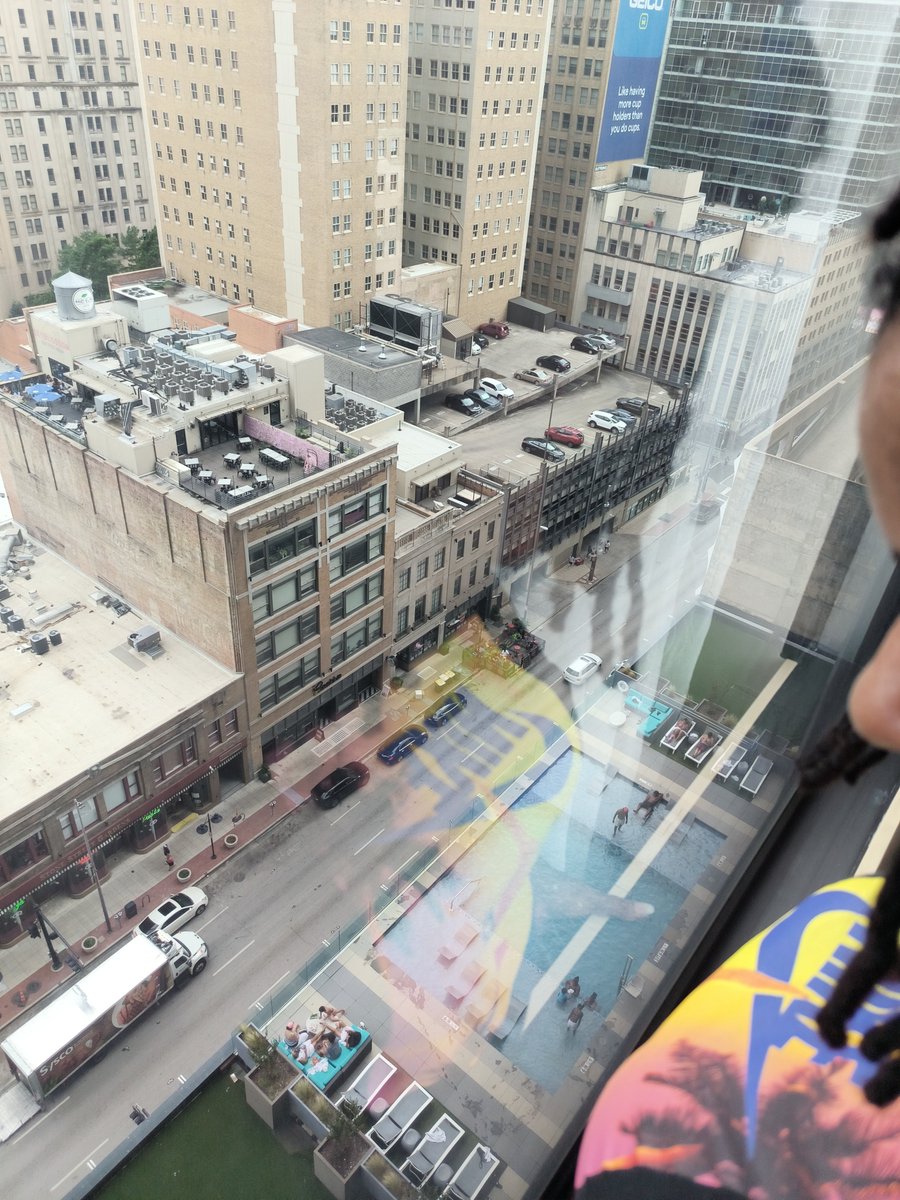 Hilton garden inn downtown Dallas for the holiday👑👑👑 light work👑👑