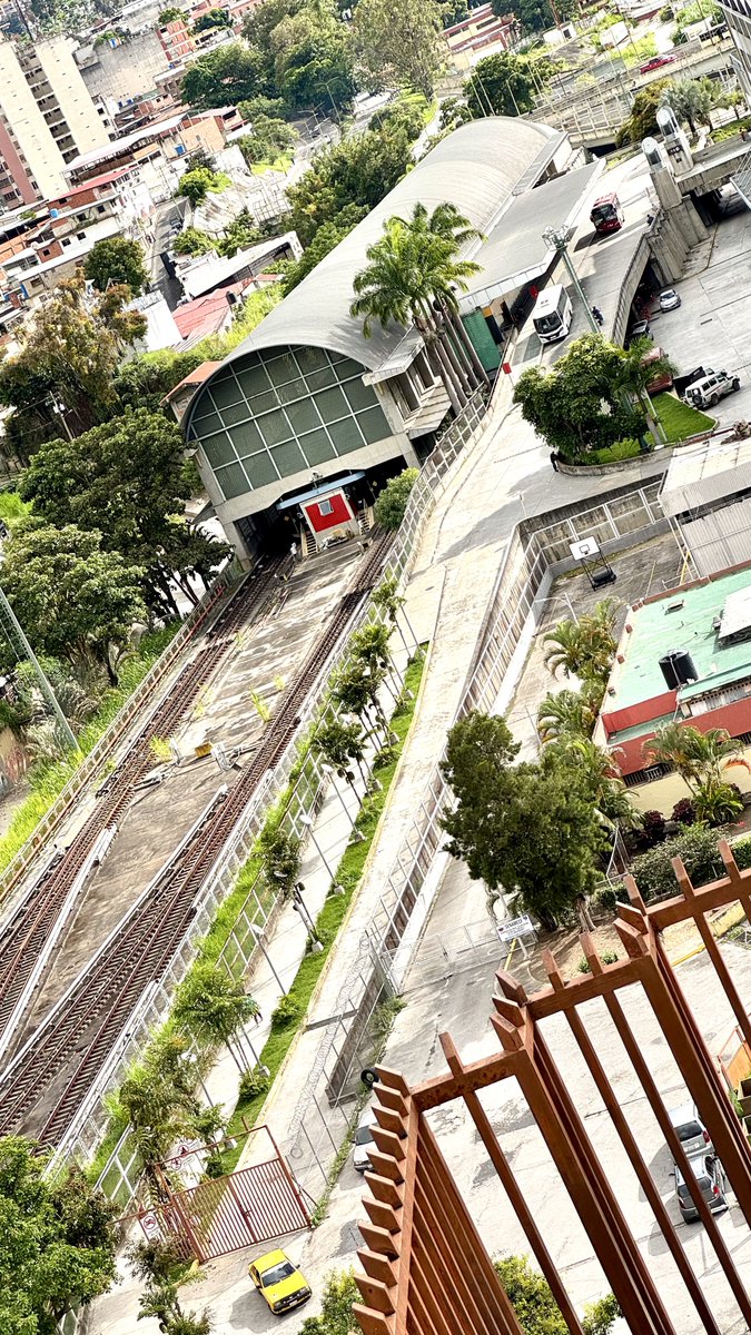 Estación del metro 
𝘼𝙡𝙞 𝙋𝙧𝙞𝙢𝙚𝙧𝙖 
Los Teques