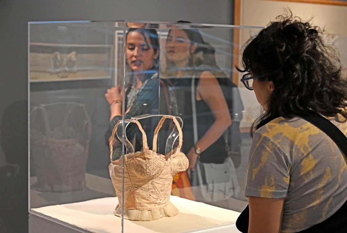 Instituto Nacional de Bellas Artes y Literatura (@bellasartesinba) on Twitter photo Con la presencia de Alejandra de la Paz, directora general del #INBAL, fue inaugurada en el <a href="/Carrillo_Gil/">Museo de Arte Carrillo Gil</a> la exposición Yani Pecanins. Las cosas sencillas, que recorre más de cuarenta años de trayectoria de la artista a través de libros de artista, instalaciones y arte objeto. Con la presencia de Alejandra de la Paz, directora general del #INBAL, fue inaugurada en el <a href="/Carrillo_Gil/">Museo de Arte Carrillo Gil</a> la exposición Yani Pecanins. Las cosas sencillas, que recorre más de cuarenta años de trayectoria de la artista a través de libros de artista, instalaciones y arte objeto.