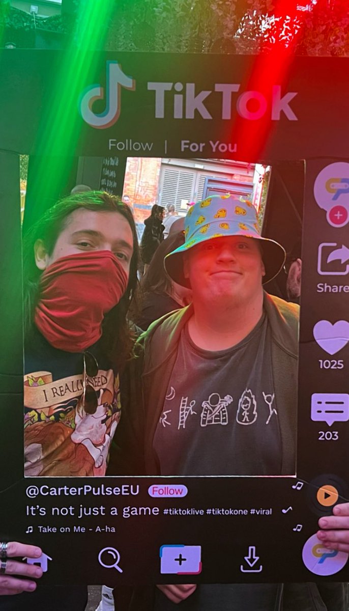 Fortnitethundez's tweet image. What an amazing time π thank you all for being amazing and it was so cool to meet you all hope to see you all again very soon π€©β€οΈ @Doctor_Bloo @StallionStreams @CarterPulseEU @FluXHoundFB and more (sorry idk there accounts π
)