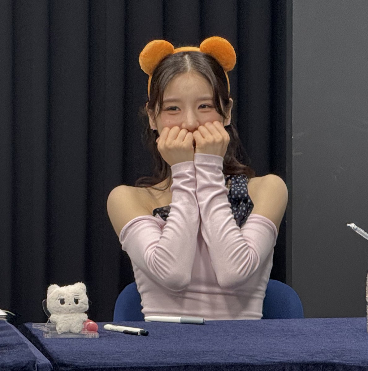 kimhyjs's tweet photo. hyunjin plush with heejin yesterday 😭💛 https://t.co/kdH2L4NT2f