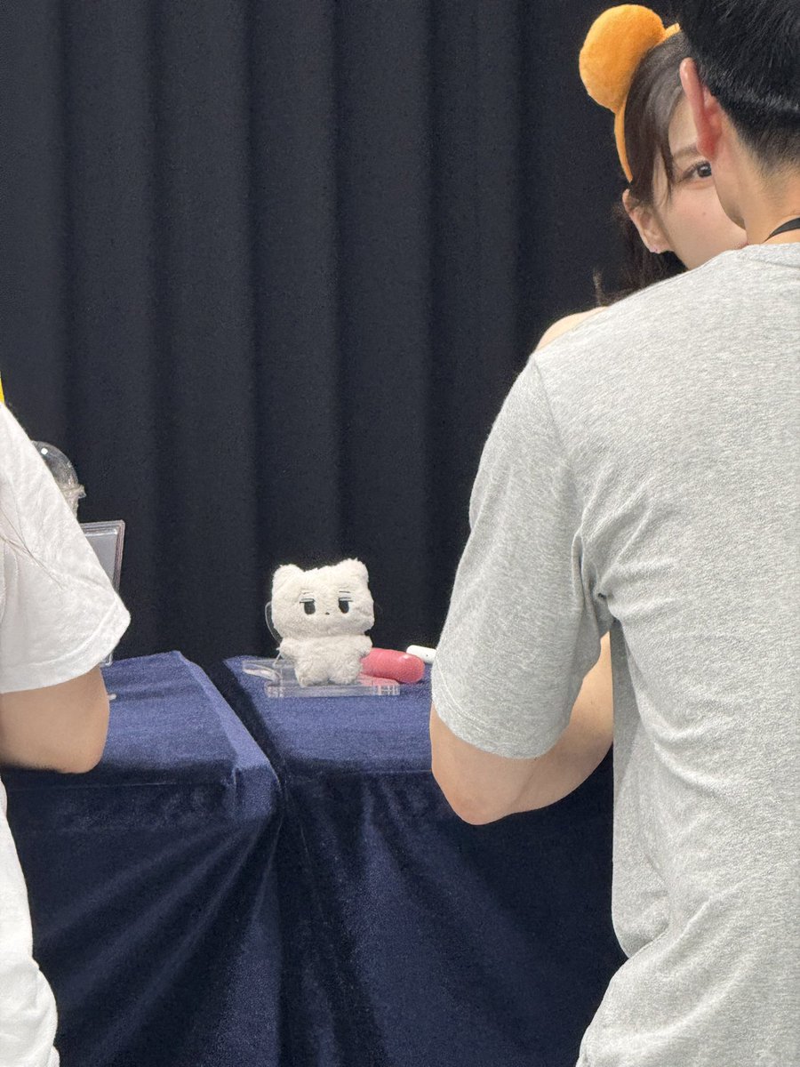kimhyjs's tweet photo. hyunjin plush with heejin yesterday 😭💛 https://t.co/kdH2L4NT2f