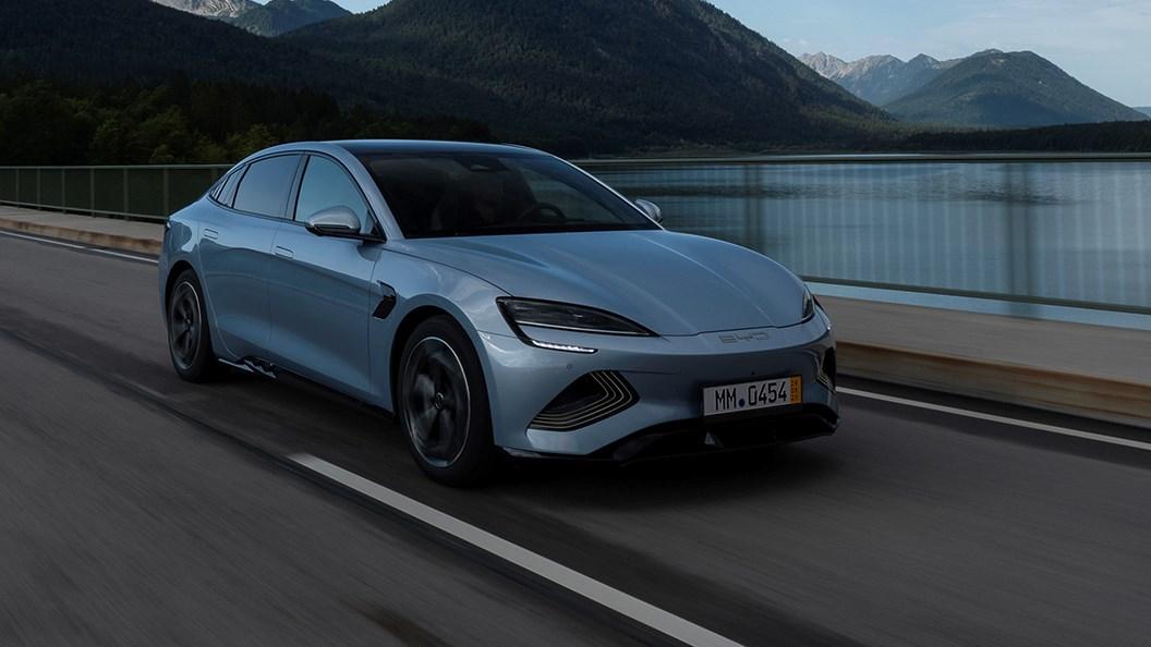 We've driven the new BYD Seal EV on roads in Europe for the first time. 'More efficient than the BMW i4, more responsive than the Hyundai Ioniq 6, roomier than the Polestar 2 and better built than the Tesla Model 3,' says @Keith_Adams___ 👀⚡️ 
carmagazine.co.uk/car-reviews/by…