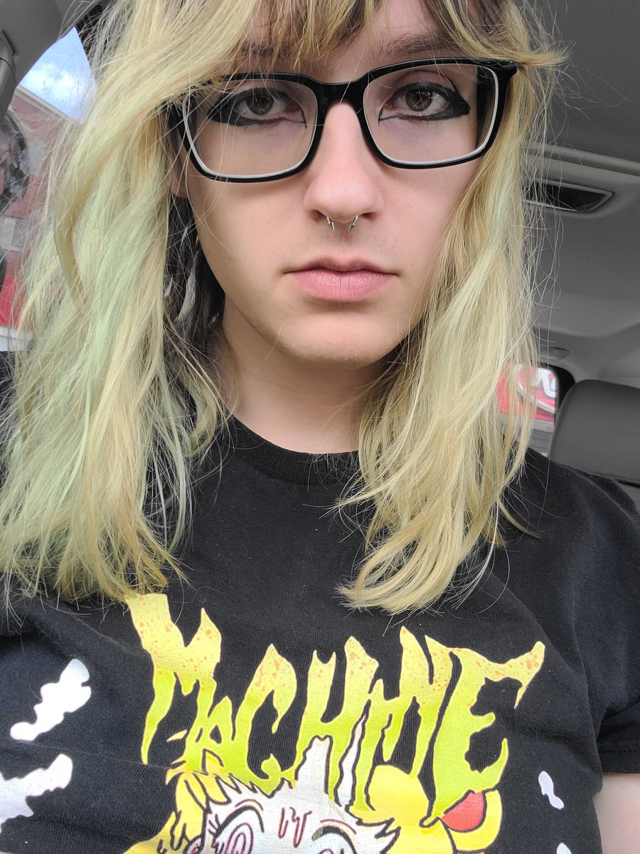 it would b socrazy if she was on her way 2 chicago to see Capn jazz... that would be wild...