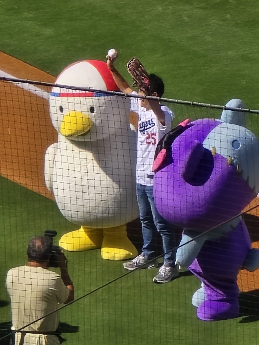 Jinro89's tweet image. Yagoo taking photo shots and doing pitching~
#hololiveDodgers