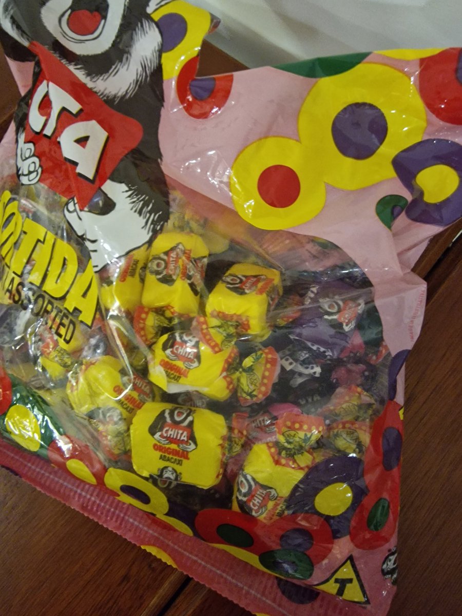 Meu namorado comprou o pacote de bala que vinha a maior quantidade da amarelinha (a goat). 
Maior prova de amor.