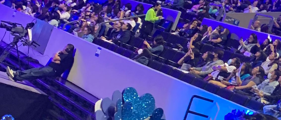 Esto me pasó en el SS9. Esa vez hubo asiento vacíos en primera fila, seguramente comprados por revendedores que al final no vendieron. Era casi toda la linea delantera de la grada frente a tarima. Asi que, solo les digo NO COMPREN A REVENDEDORES.

#OCESA_OUT #ELF_NO_COMPRA