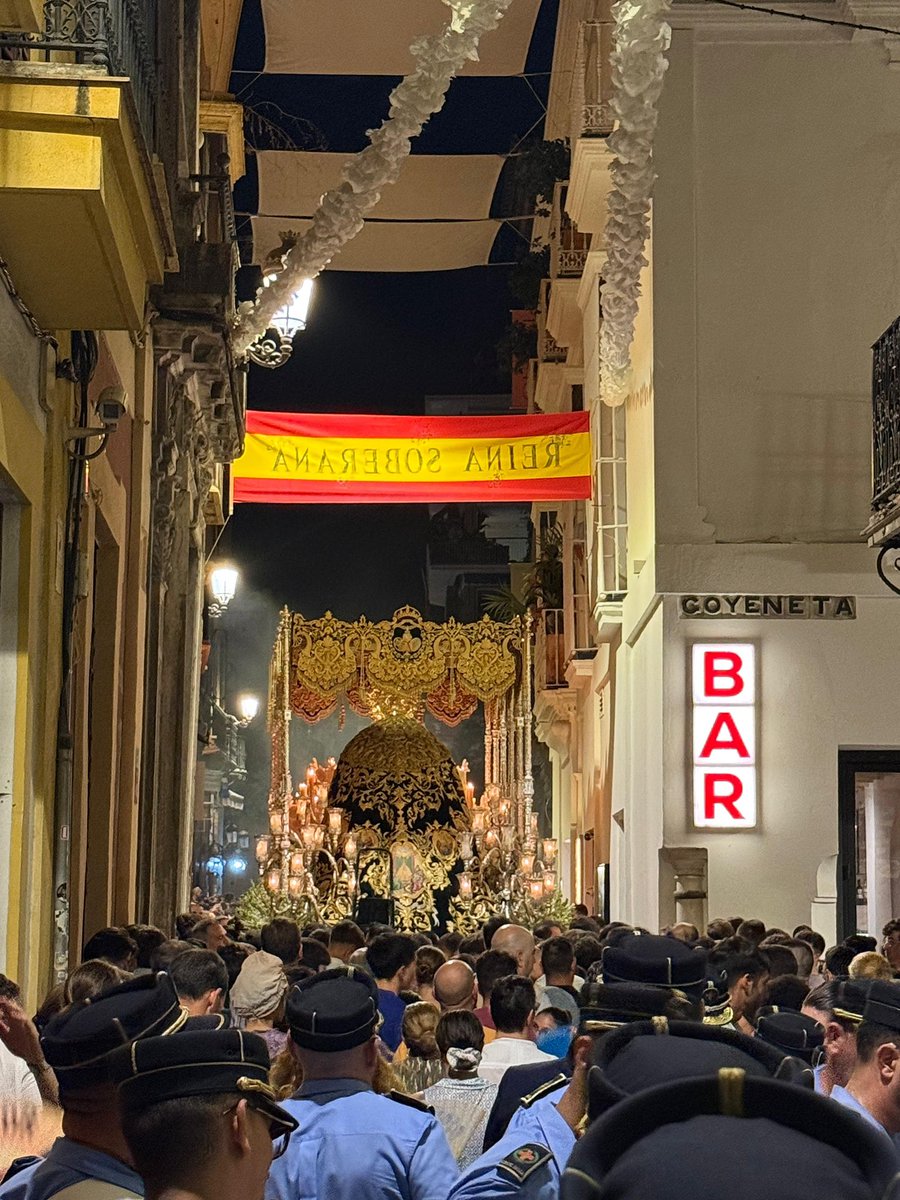 👏🏻 Entre cantes y palmas, la Virgen del Rocío Coronada pone rumbo ya a su barrio. 

🎶 Pasan los Campanilleros
🎶 Virgen del Rosario 
🎶 La Gitana (<a href="/charlythird/">carlos llano</a>)
🎶 Triana

#SuenaCruzRoja