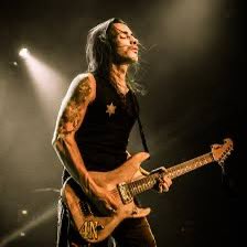 Can we take time to acknowledge just how flipping great Nuno was at back to the beginning today? #guitarist  #nunobettencourt  mad respect ✊ 🤘