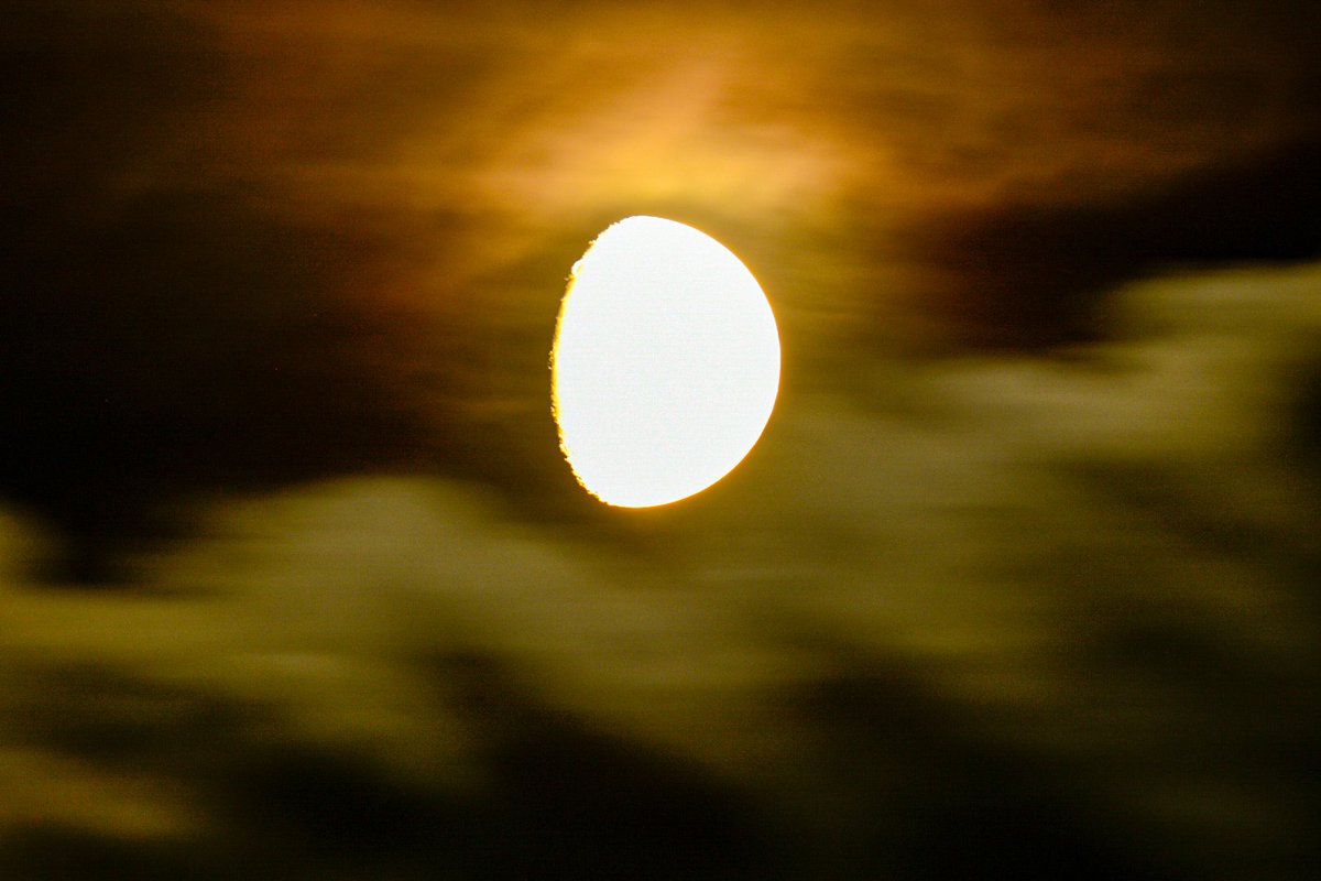 Saturdays 78% moon as the clouds came in. 
#moonhour <a href="/ThePhotoHour/">#ThePhotoHour</a>