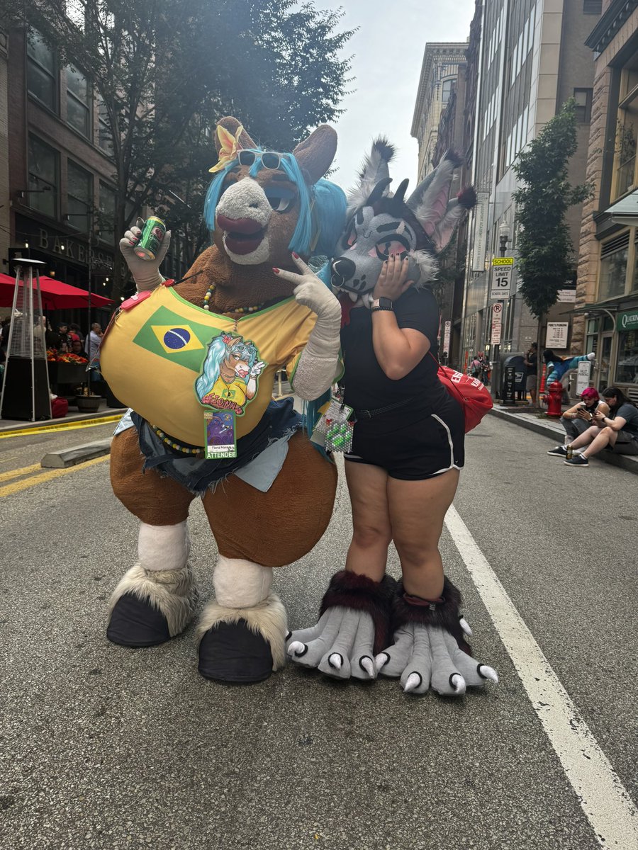 6atsbyAD's tweet photo. I FOUND THE HONCE !!!! @FionaMaray #furry #anthrocon https://t.co/Cxq8ujxv98