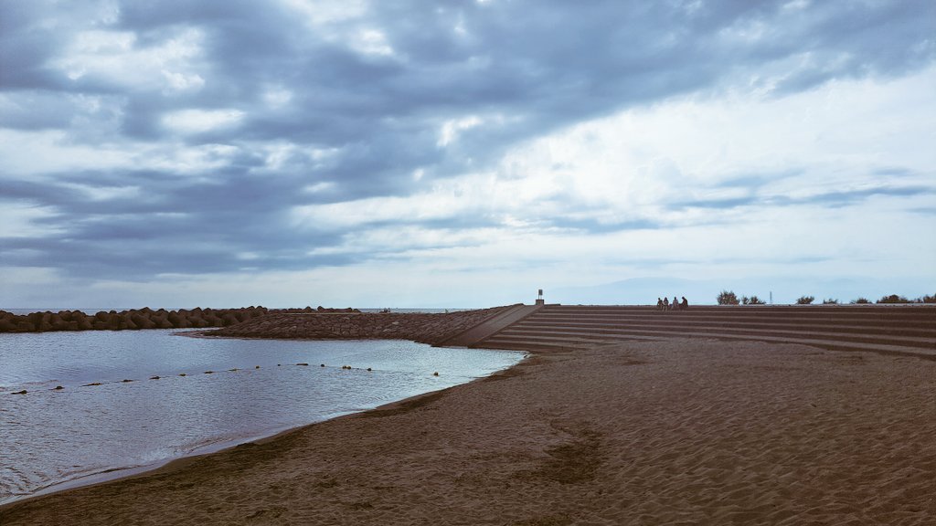 海老江海浜公園できれいにせんまいけ大作戦を開催！地元自治会や地元企業の皆さまをはじめ、多くの方にご参加いただきました。さらにゼロカーボンシティいみず応援隊長の雷鳥さんにも駆けつけていただき、大いに盛り上げてくださいました！海老江海岸がこれからも美しい海岸であり続けるように！