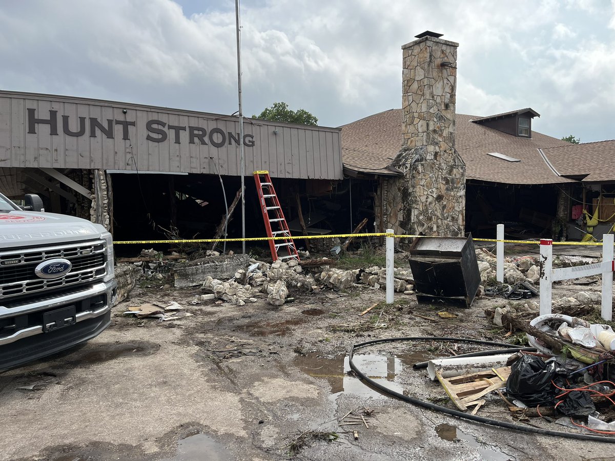JohnKKHOU's tweet image. .@MattKHOU and I are in #huntTX covering the Hunt Store that’s been around since 1914. It was destroyed by the floods. We will have a full report on @KHOU at 10pm.