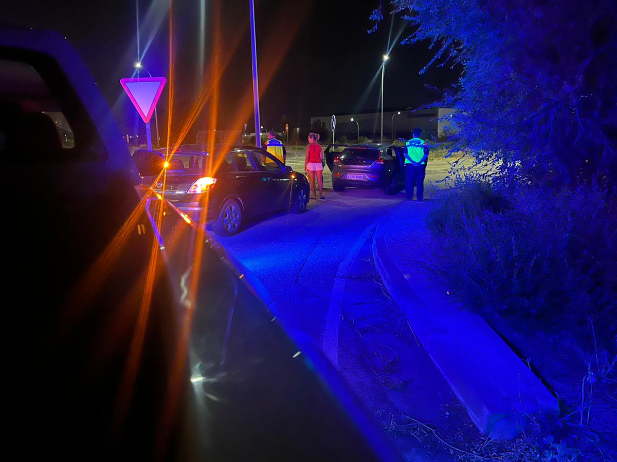 PChiloeches01's tweet image. 🔶️🔷️🔶️ cuando realizábamos el control de la zona afectada por el humo del incendio de Azuqueca observamos dos vehículos parados en la GU 203 se trata de una menor que presenta vómitos .
Valoramos y se avisa a @112clm aunque finalmente se recupera en el lugar .