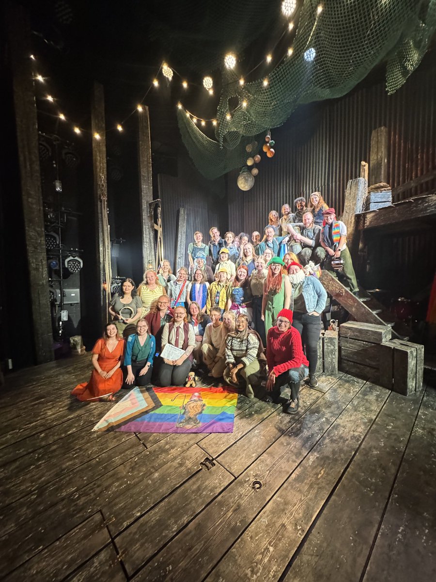 luciatonacci's tweet image. So... This happened tonight.
Thank you for everything, Buttons. And thank you to this wonderful extended chosen family we built at the Ambassadors.
Mrs Bennett/Keynvor, over and out🩵