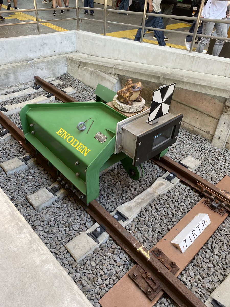 minexon's tweet image. 江ノ電の鎌倉駅の車止めに『しがらっきち』がいたよ。