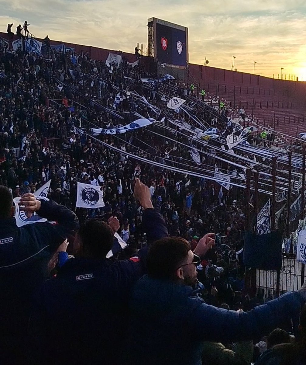 22 años atrás regresábamos con una caravana llena de alegría y desahogo, escuchando a Alfaro decir "esto es de todo Quilmes, ojalá que lo cuiden".
Las caravanas siguen estando, pero que lejos estamos de haber cumplido.