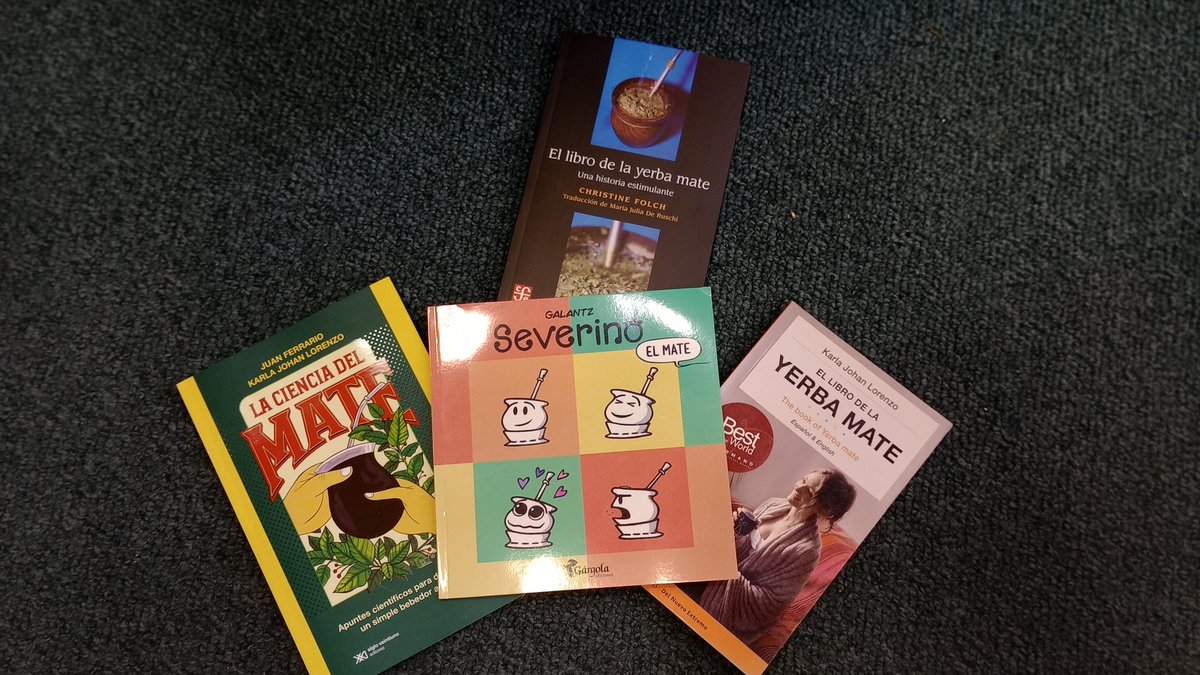 Aquí vemos a <a href="/severinoelmate/">Severino el mate</a> rodeado de libros sobre la yerba mate (todavía no encontré libros sobre jerbos <a href="/NinaLaJerbo/">Nina</a> )