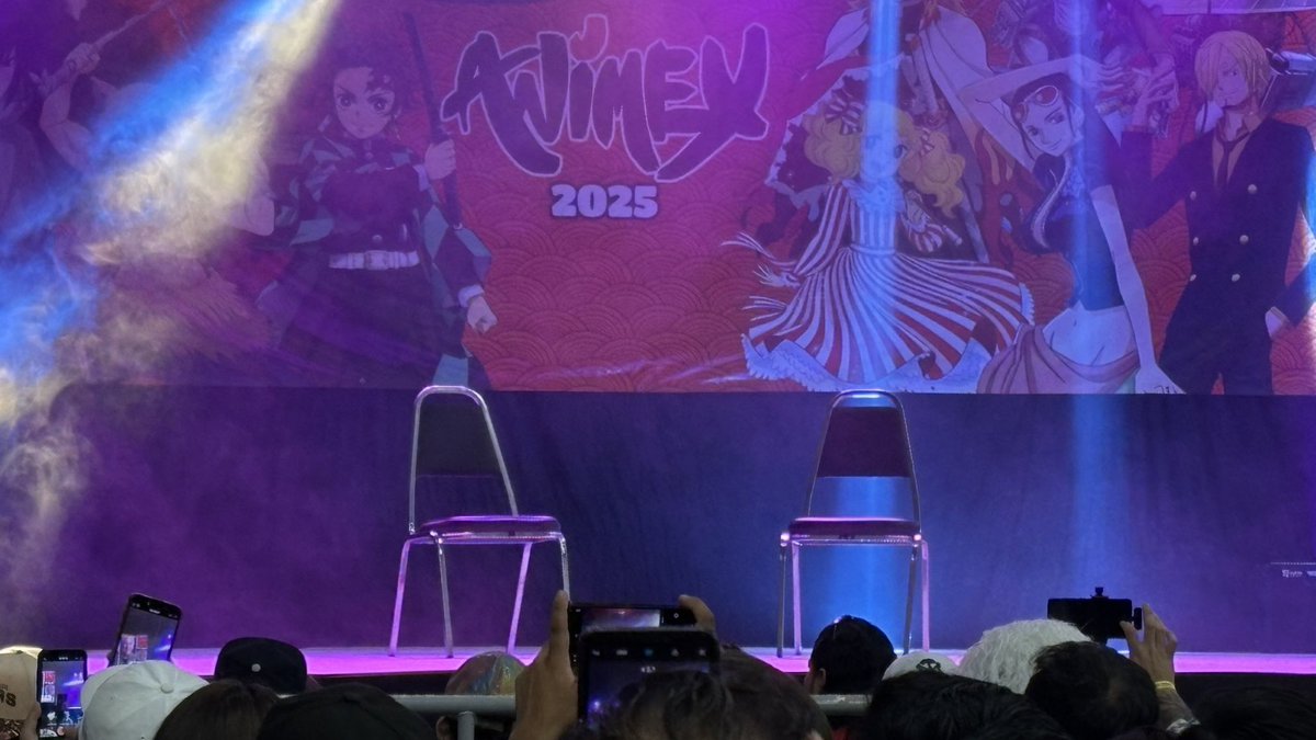 El diablo está en los detalles: ¿Cómo te atreves a ponerle una silla así a Christopher Lloyd de 86 años? No mames, no es el novio que trajo tu prima a comer sin avisar.