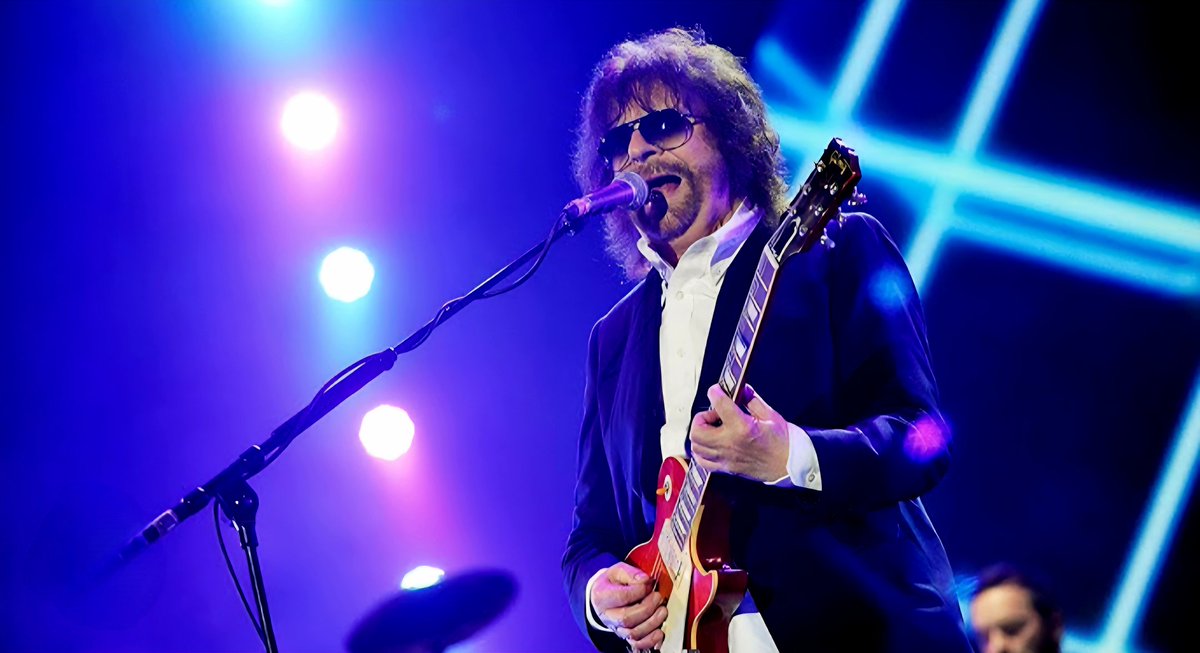 JonathanMarkUK's tweet photo. Great to get home and catch @JeffLynnesELO at @BSTHydePark Park on @BBCTwo 🎤🎸
What a performance! Pure musical magic from start to finish. ✨🎶
#JeffLynne #ELO #BSTHydePark #BBC2 #LegendaryPerformance #LiveMusicMagic #RockAndRoll #ElectricLightOrchestra #MusicInspiration https://t.co/Ld5q2yp1Bg