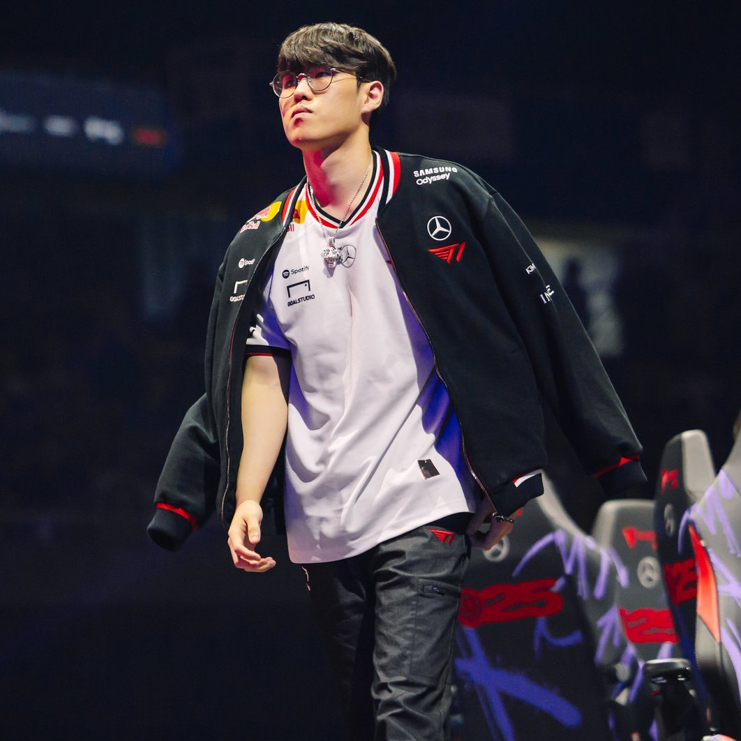 ¡<a href="/T1LoL/">T1 LoL</a> ARRASANDO! Pasan por encima de la escuadra de BLG en la primera partida de la serie. 

T1 1 - 0 BLG | #MSI2025