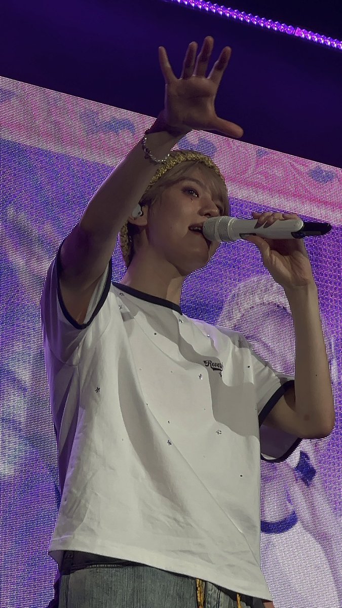 royalxiu's tweet photo. CRYING AND SCREAMING STILL https://t.co/dzzMcKfjJW