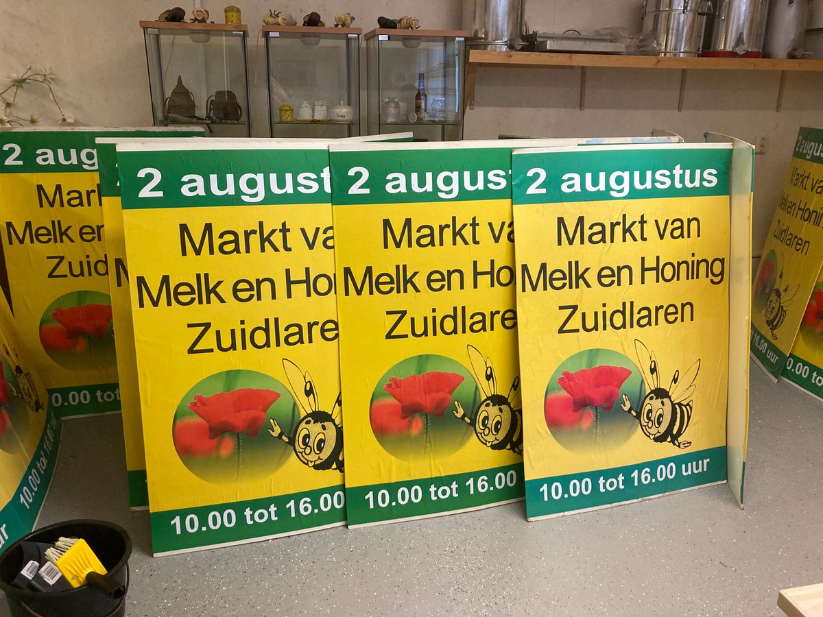 Borden langs de weg staan weer klaar om een week voor de markt te plaatsen. Vanuit de gemeentes Tynaarlo en Midden-Groningen hebben we extra borden om goed zichtbaar te zijn!