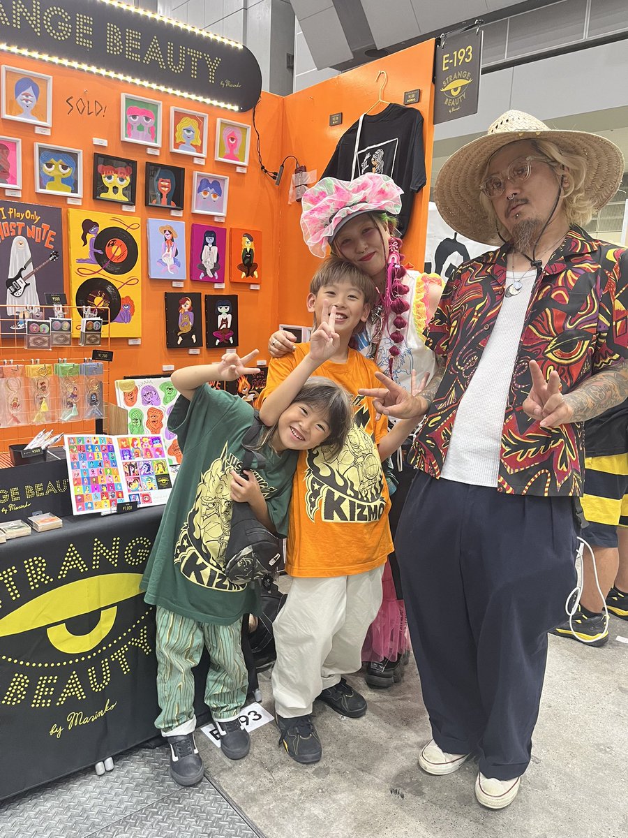 #デザフェス61
爆イケFamilyにアロハシャツ購入いただきその場で着てお出かけしていただきました😍嬉しい！似合いすぎ！(📷掲載承諾済)
現地販売分は完売しましたが、M×1/L×2/XL×1のみ予約注文可能です！
※7月末～8月上旬発送予定
ブースでサンプルご覧になれますのでcheckよろしくお願いします！🤙