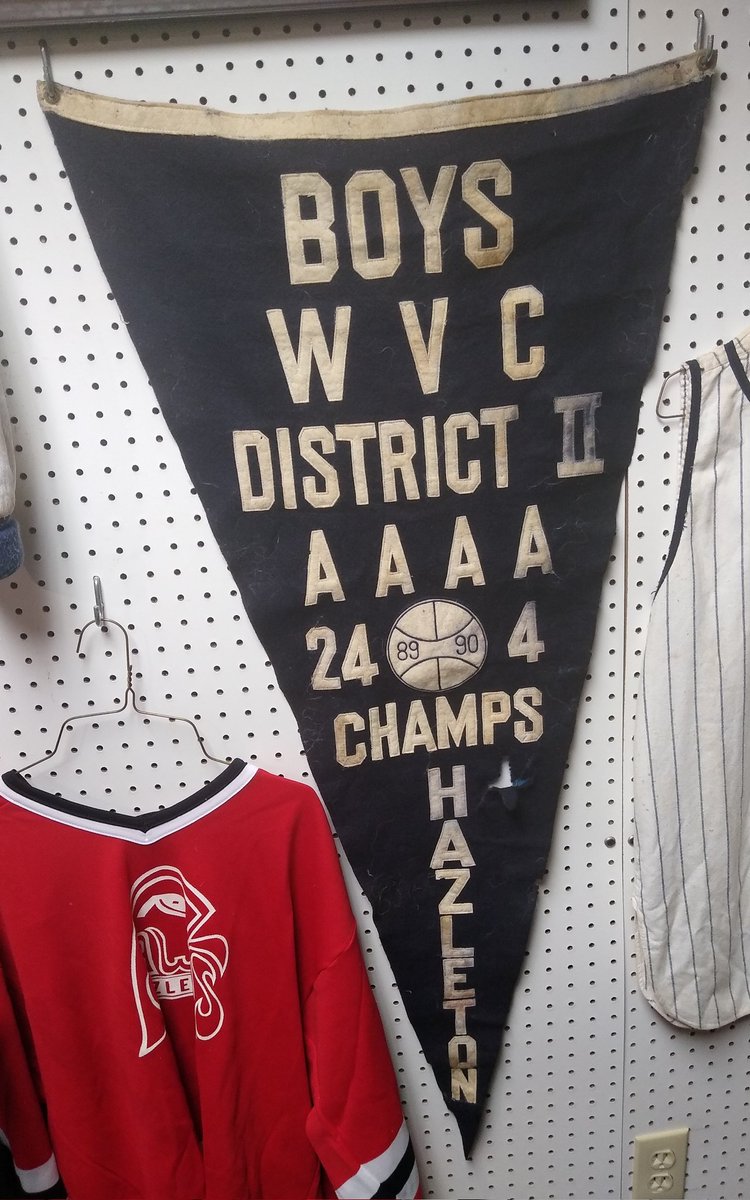 LLHoopsNEPbeat's tweet image. Finally got to visit the Hazleton Historical Museum which has been on my bucket list.  Coming off their legendary 28-1 season, the 1989-90 Hazleton Mountaineers dropped a first round playoff game to a powerhouse Chester squad.
#BeTheBallArchives