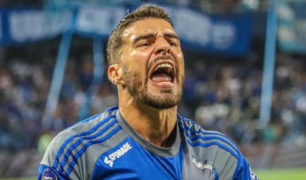 ¿Qué más tiene que hacer Alexander González para ser titular indiscutible? 

Te rinde de lateral, central, como mediocampista y por fuera es mejor que todas las alternativas ya probadas.