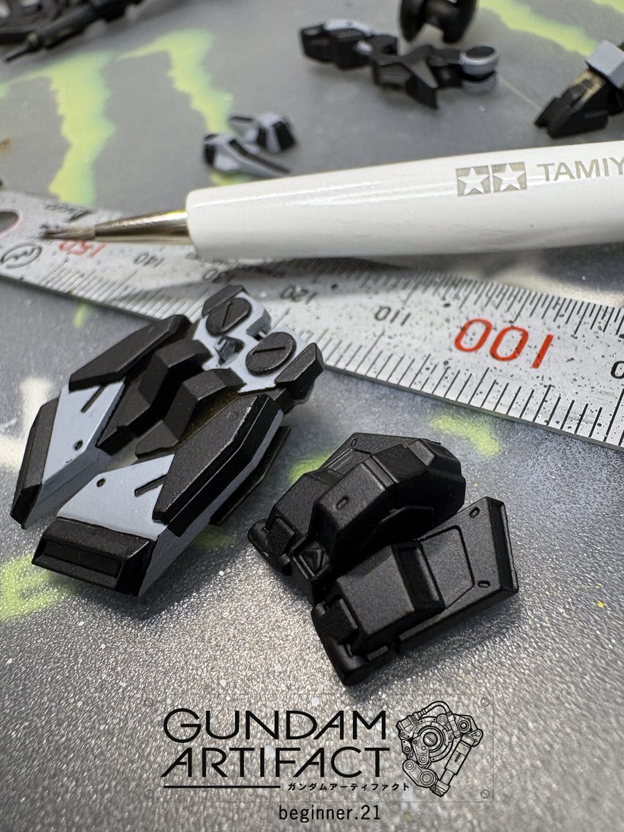 21Beginner's tweet image. #ガンダムアーティファクト
第1弾再販記念 #Hiνガンダム
リアスカートのムズイ塗分け
グレーがはみ出た部分を同じファレホの手持ちの黒プライマーを使って修正
写真では伝わらないけど
下地のシタデル黒プライマーとは若干色が違う😱
Vallejo Mecha Color 70642 Primer Black
amzn.to/4lhPn9g