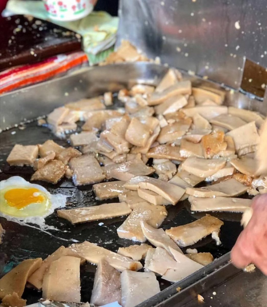 吃完 南門   換東門 也是在嘉義賣

超過 60年 的老 店   油蔥粿

雖然現在都二代 接手   但味道一直沒變過

火婆 煎粿