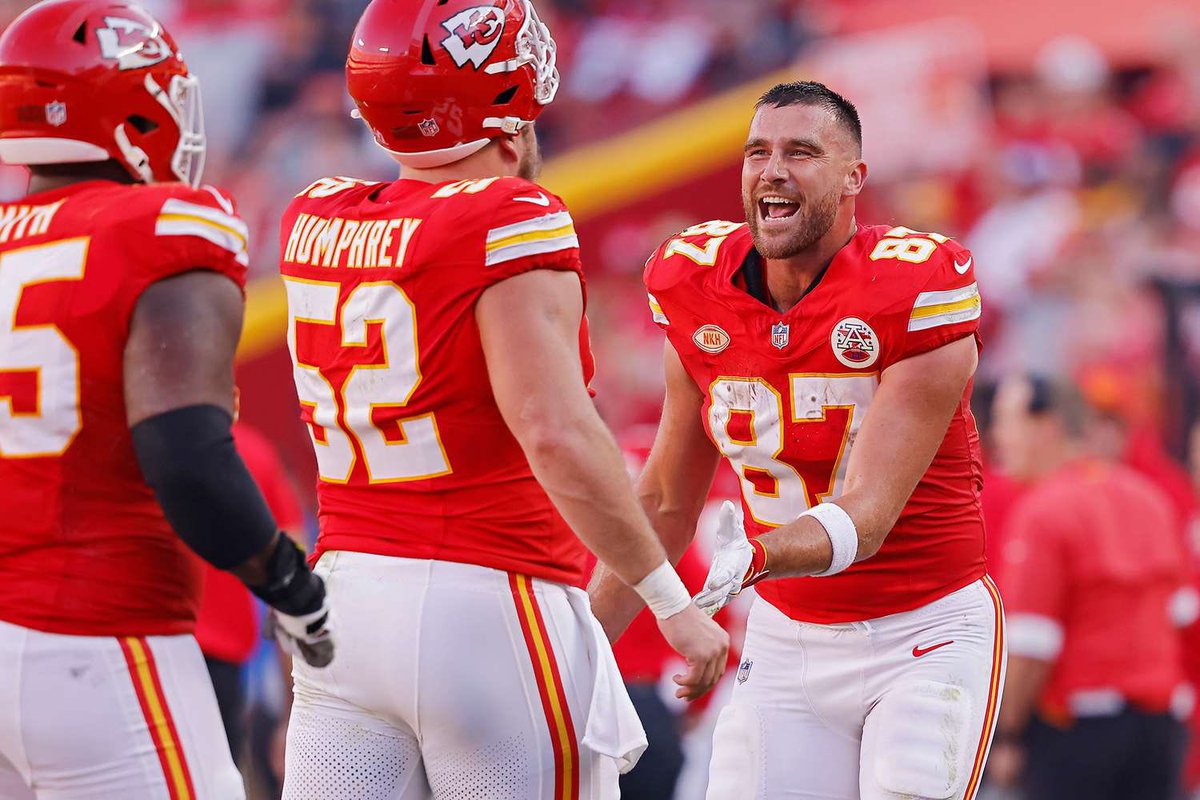 ETSourceRP's tweet image. → #EntertainmentRP / #ETSourceRP 
• News / Daily | Celebrities 🗞️
 ᨑ Event + #KChiefsRP  
 
𝗡𝗼𝗮𝗵 𝗕𝗮𝗿𝗱𝗼𝘁 (@riotscripts) at today’s Chiefs vs Chargers game.