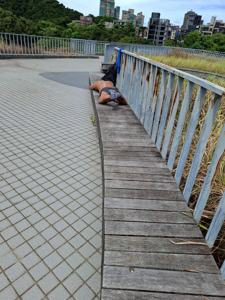 第一次看到潮鞋阿伯的內褲
可惜我一來沒多久他就要走了

#日曬
#sunbathing